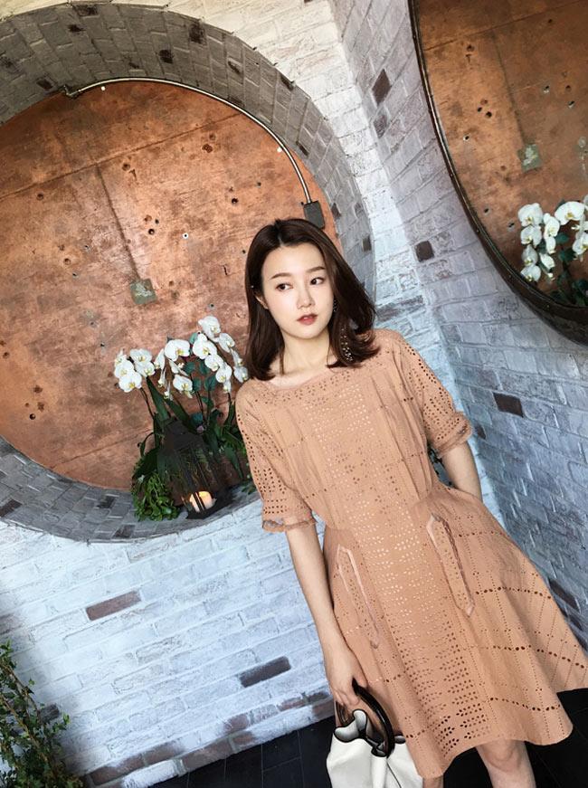 Bạn đã có áo sơ mi cổ vuông hot nhất hè như Hà Hồ chưa?